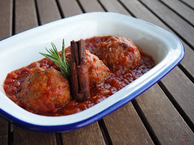 Las clásicas albóndigas de carne con salsa de tomate, con algunos aromas más innovadores.