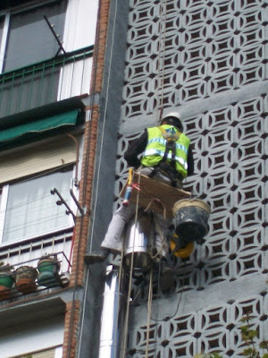 imagen-montaje-conductos-ventilación-salida-humos-homologados-cumpliendo-normativas-Madrid