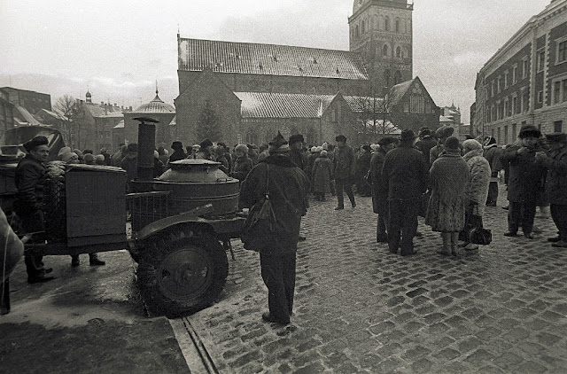 Январь 1991 года. Рига. Домская площадь. Латышские особенности баррикад (Delfi Foto)