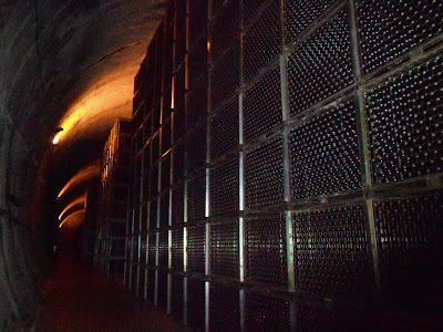 Sala de botellas excavada en la roca