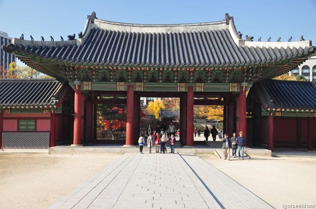 Changdeokgung - View of the Jinseonmun, looking out. 