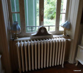 urbex-château-manoir-banana-radiateur-pendule-lampes-jpg