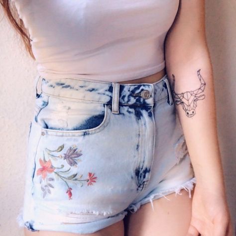 46 tatuagens femininas de diversos estilos e posições para inspirar vocês