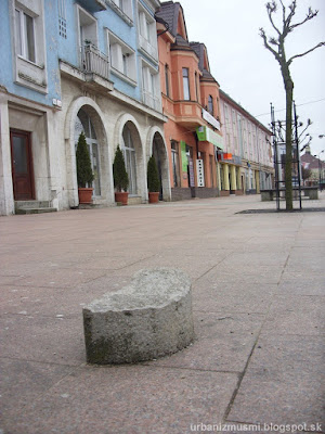 odlomený odpadkový kôš na pešej zóne mesta Michalovce