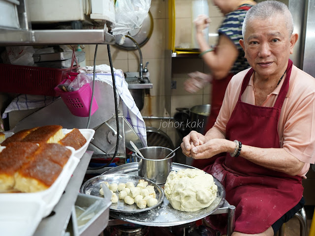 Heng Heng Ondeh Ondeh & Tapioca Cake @ Maxwell Hawker Food Centre Singapore 中国街興興