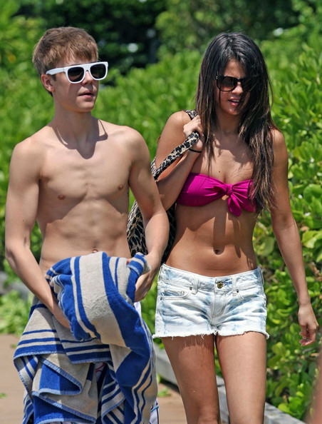justin bieber and selena gomez at the beach kissing. justin bieber selena gomez