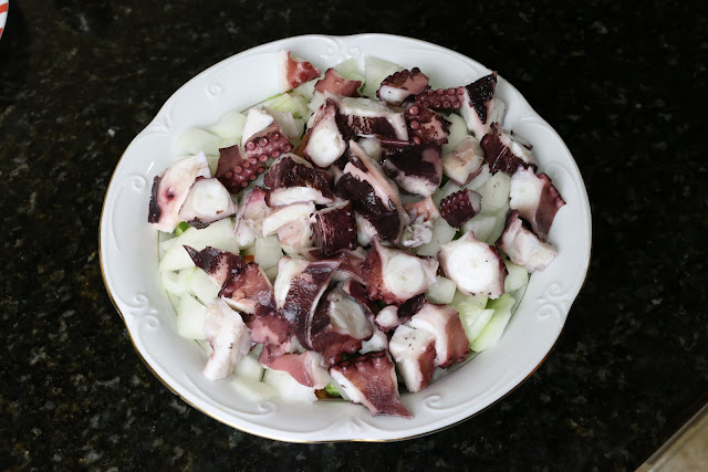 Preparación de ensalada de pulpo