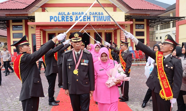 Dua Anggota Purna Bakti Dilepas Kapolres Aceh Timur Dengan Tradisi Gerbang Pora