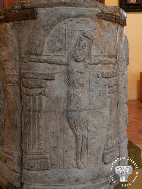 PONT-SAINT-ESPRIT (30) - Musée d'Art Sacré du Gard : Cuve baptismale romane en plomb (XIIe siècle)