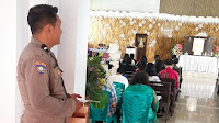 Minggu Kasih, Bhabinkamtibmas Kelurahan Tello Baru Berikan Pelayanan dan Pengamanan Ibadah
