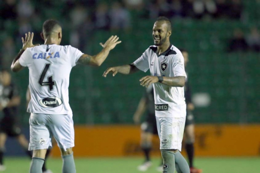 Botafogo vence com gol nos acréscimos e cola no G6