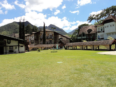 Gramado e chalés ao fundo