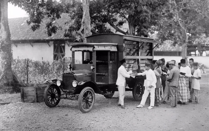 Before Amazon, We Had Bookmobiles 15+ Rare Photos Of Libraries-On-Wheels - A Bookmobile In Indonesia, Early 20th Century.