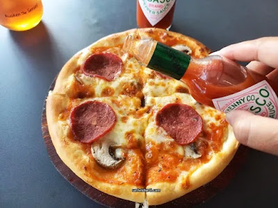 cara enak makan pizza