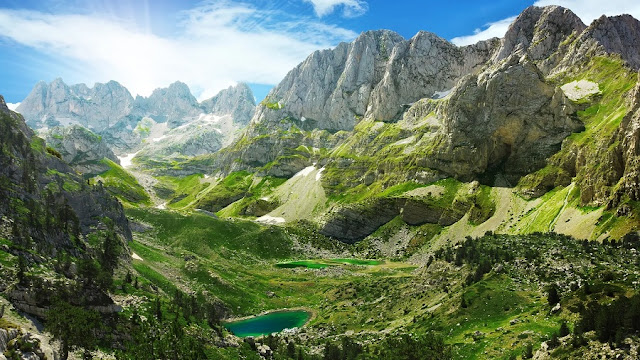 Le Alpi albanesi sono meglio conosciute con i loro nomi locali albanese (Bjeshket e Nëmuna) significano "Montagne Maledette"