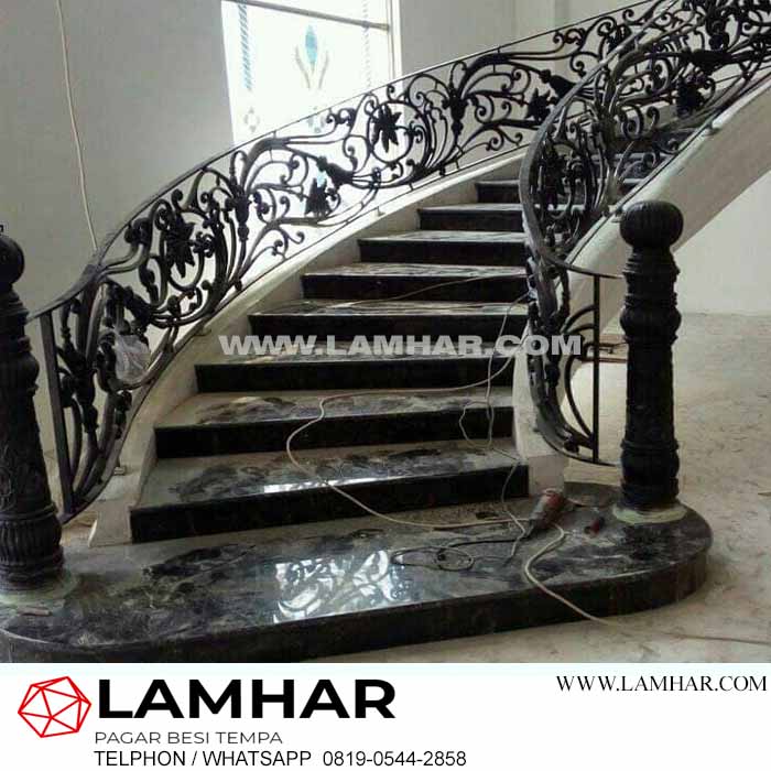 Railing tangga besi tempa