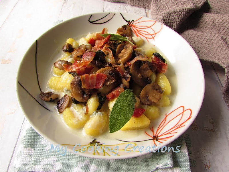 Картофени ньоки със сос от горгонзола, гъби и хрупкав бекон * Gnocchi di patate con sugo di gorgonzola, funghi e pancetta