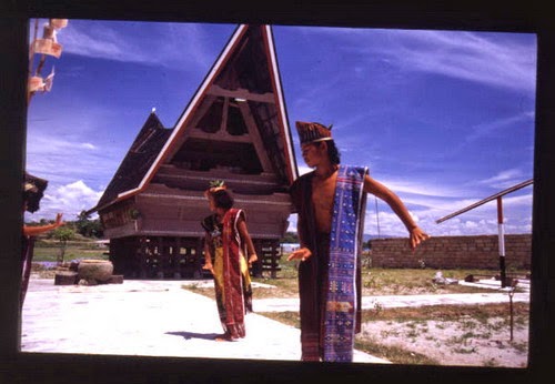 http://dangstars.blogspot.com/2014/03/horas-batak-traditions.html