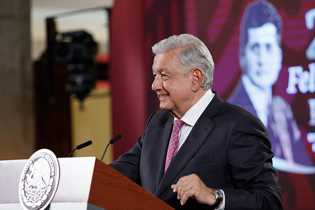 La maestra o el maestro son insustituibles en la noble tarea de la educación, expresó López Obrador