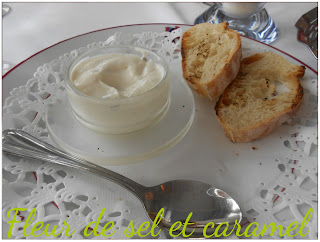 Assiette de pain grillé et la sauce aux herbes