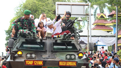 Warnai HUT Kemerdekaan RI Ke-77, Yonif Mek 121/MK Ajak Warga Deli Serdang Ikuti Karnaval Dengan Naiki Panser Anoa