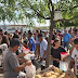 Empresário da cidade de Emas, distribui peixes, pão e leite para as famílias na semana santa