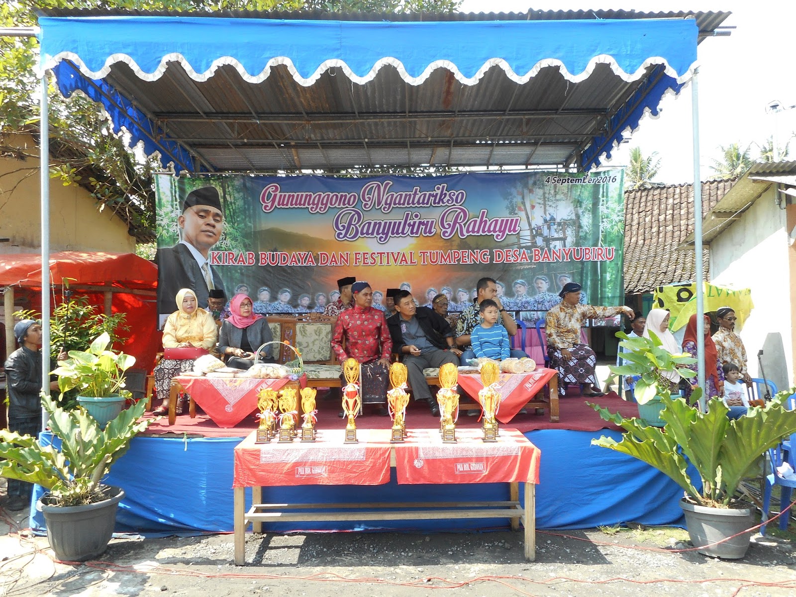 Sekitar dua ribu warga Desa Banyubiru mengikuti kirab budaya pada Minggu 4 September 2016 Acara bertema “Gununggono Ngantarikso Banyubiru Rahayu” ini