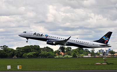 Decola primeiro modelo do Embraer 195 adquirido pela Azul