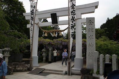 金蛇水神社　鳥居と名石碑