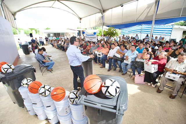 Inicia la entrega de paquetes "Mejora tu Primaria” en Mérida