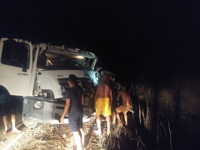 Colisão entre dois caminhões entre Ipu e Hidrolândia deixa homem preso às ferragens