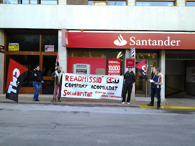 12-D. La Internacional Anarcosindicalista agafa de nou forces contra Banco Santander,Internacional de trabajadores anarquistas,Banco Santander explota y despide,Banco Santander,contra el Banco santander,Anarcosindicalismo,sindicatos Anarquistas, https://www.facebook.com/pages/Anarquistas/378066755607147       12-D. La Internacional Anarcosindicalista agafa de nou forces contra Banco Santander Aquest dijous 12 de Desembre, la CNT Vall d'Albaida ix de nou als carrers d'Ontinyent per solidaritzar-se amb el company de la Secció de Telecomunicacions i serveis informàtics i amb el Sindicat d'Oficis Diversos de la CNT-AIT de Madrid que avalen la petició. Ací trobareu tota la informació. A l'agost de 2013, treballadors organitzats a la CNT-AIT denuncien públicament el tràfic il·legal de mà d'obra en ISBAN, empresa de serveis informàtics del grup Santander. Això provoca l'acomiadament immediat del delegat de la secció sindical, en un intent de la directiva per evitar l'efecte contagios. Sindicats revolucionaris de tot el planeta, federats a l'Associació Internacional de Treballadors (AIT), responen a l'atac exigint la readmissió de l'acomiadat allà on la multinacional manté les seues seus. ISBAN dirigeix un entramat d'empreses "càrniques" que la proveeixen de mà d'obra barata i precària. Compta amb més de 10.000 treballadors cedits il·legalment per altres empreses en tot el planeta, que en qualsevol moment poden ser acomiadats sense cost per al banc, ja que no són reconeguts com a personal propi. Els treballadors d’ ISBAN temen quedar-se al carrer a la mínima protesta, la qual cosa facilita l'acceptació de jornades de treball surrealistes, hores extra i desplaçaments obligatoris, horaris i calendari laboral a mesura, categories i sous per baix de les funcions exercides i infinitat d'atropellaments més. Centenars d'acomiadaments irregulars en tot el grup Santander, han estat denunciats pels treballadors com ERE encobert. Els acomiadaments s'han encebat amb els més desprotegits: el personal il·legalment cedit, les mares amb jornada reduïda i els treballadors desplaçats a l'estranger han estat els objectius preferits per a la retallada. Amb la complicitat de govern i sindicats grocs, la destrucció massiva d'ocupació li surt pràcticament gratis al Santander. El grup Santander no només no té pèrdues, sinó que ha obtingut uns beneficis de 2.255 milions d'euros en els sis primers mesos de 2013, gairebé un 30% més que en el mateix període de 2012. Emilio Botín, Rodrigo Rato, Alfredo Sáenz, Jose María Amusátegui, i altres alts càrrecs del banc Santander ja han estat anteriorment denunciats, i en ocasions condemnats. Però mai s'ha fet justícia.   Algunes de les  més cèlebres “ocurrències” són la contínua evasió d'impostos, la compra irregular de bancs com Banesto o Totta, l'enfonsament i posterior rescat de Bankia, les indemnitzacions milionàries a directius, el cas dels comptes suïssos de la família Botí, la venda d'hipoteques “basura”, els desnonaments, el cobrament d'interessos abusius, els negocis tèrbols amb universitats, la participació en empreses d'armament o la gestió financera del terrible sistema penitenciari. Una llarga llista de crims dels quals hi ha abundant bibliografia. Els interessos del Santander xoquen ara amb els treballadors organitzats entre iguals que lluiten per canviar el món per complet. Nosaltres mai ens rendim i no van a callar amb els seus suborns i la seva repressió.           SOLIDARITAT CONTRA EL BANC SANTANDER-ISBAN    READMISSIÓ COMPANY ACOMIADAT!        http://valldalbaidacnt.blogspot.com.es/2013/12/12-d-la-internacional.html 