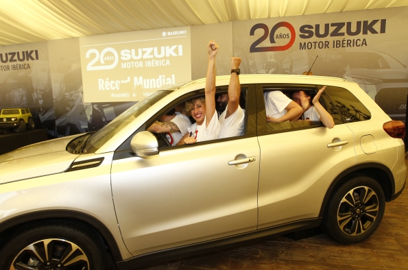 Suzuki aloja 23 a personas en un  Vitara en el Suzuki Family Day, todo un récord