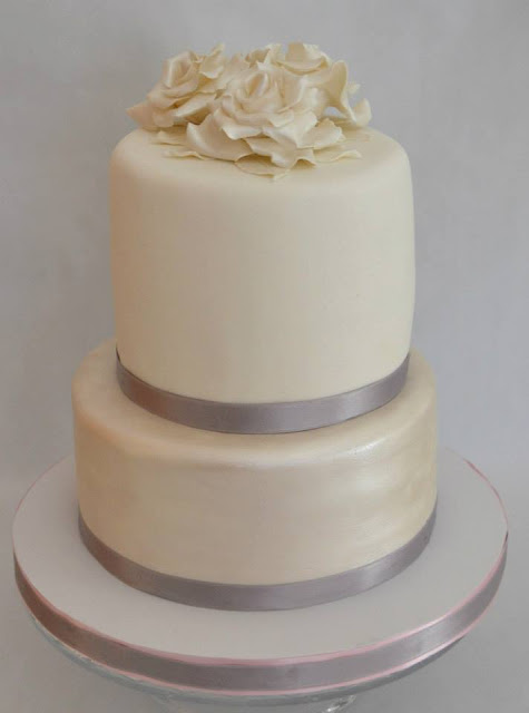 Tarta Bodas De Plata con Rosas blancas hojas blancas Elegante Fondant Flores Efecto Perlado Sugar Dreams Gandia Oliva Les Dos Llunes dos Pisos