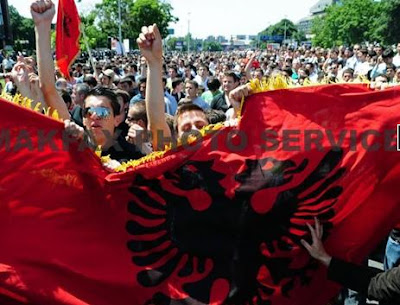 Στους δρόμους των Σκοπίων οι Αλβανοί...