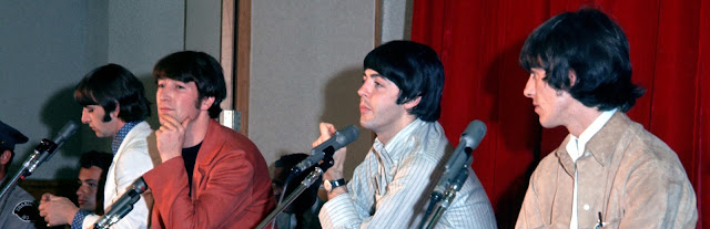 The Beatles realiza una conferencia de prensa para el lanzamiento de su álbum Help! en la Capitol Records Tower el 29 de agosto de 1965 en Los Ángeles, California