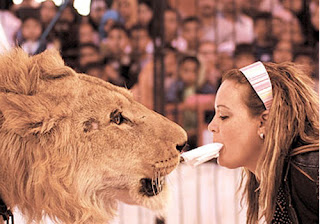 المرأة والأسد Women and lion