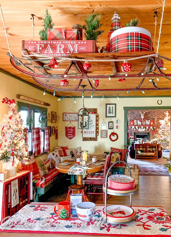 Christmas decor in cabin with DIY seating banquette - www.goldenboysandme.com