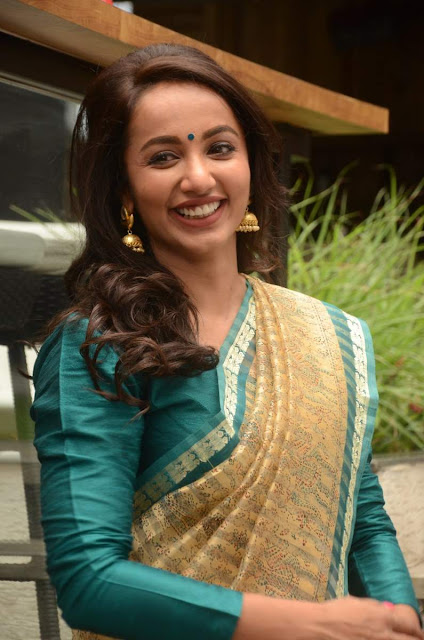 Tejaswi madivada in saree latest images