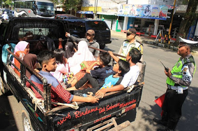 Polres Purwakarta Tertibkan Kendaraan Bak Terbuka Angkut Penumpang