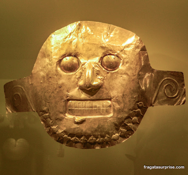 Máscara funerária da cultura Calima no Museu do Ouro de Bogotá