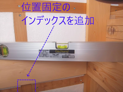 節を回避しながら作成した羽目板の『凸』と『凹』の制作前の板材をオービタルサンダーで仕上げる