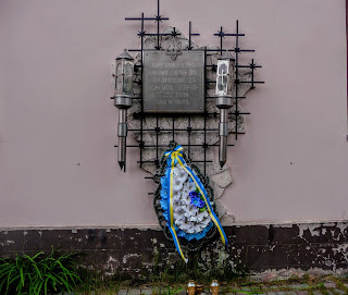 Ходорів. Вул. Грушевського. Пам'ятний знак жертвам НКВС