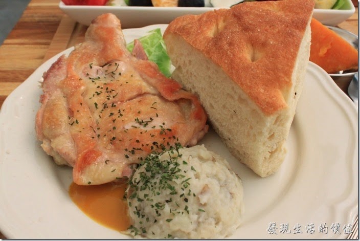 台南-晚起餐館(getlate)。這個是「蜂蜜芥末雞腿排」，NT220。這雞腿外皮應該可以兼得再酥一點點，內裏很是軟嫩，沾著底下的蜂蜜芥末醬會引出不同的風味。旁邊那塊比雞腿還大的麵包就是這裡的自製麵包，我個人吃起來感覺像是稍軟一點的山東大餅。
