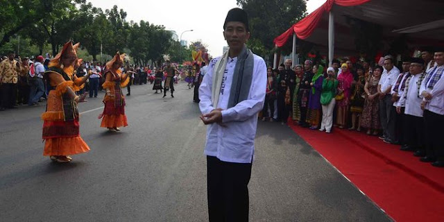Presiden Jokowi Pakai Beskap Sunda di Karnaval Pesona Parahyangan