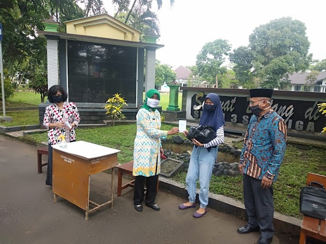 Peduli Masyarakat, SMANTISA Bagi Sembako dan Masker