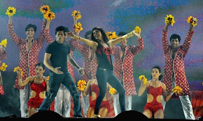 More pictures of Srk and Priyanka Chopra performing at New Age Friendship Concert