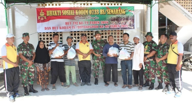  Kodim 0733 BS/Semarang Bagikan 100 Paket Sembako Kepada Warga