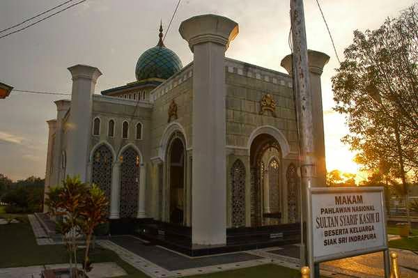 Makam Sultan Syarif Qasim II