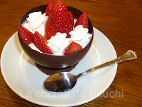 http://www.recetaspasoapaso.com/2012/06/fresas-con-nata-en-cuencos-de-chocolate.html